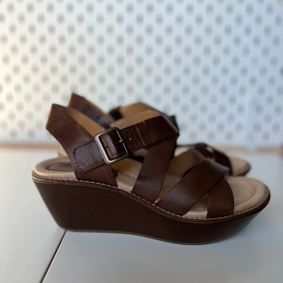 Earth Brown Leather Wedge Sandals 8 - Picture 4 of 9